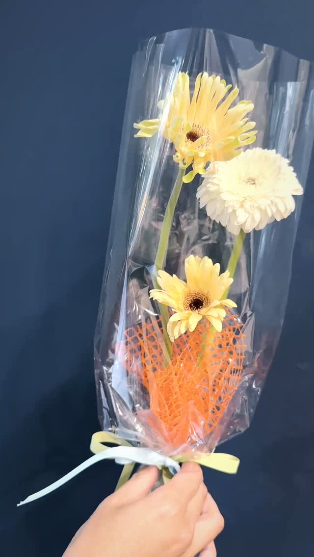 可愛又獨特的花束玻璃紙包裝法🌸

首先先買一卷玻璃紙
再到文具店買擦擦筆
花束包好放進去
找個寫字漂亮的夥伴
在玻璃紙上塗鴉
打包花束

獨一無二的商品完成啦～～～～