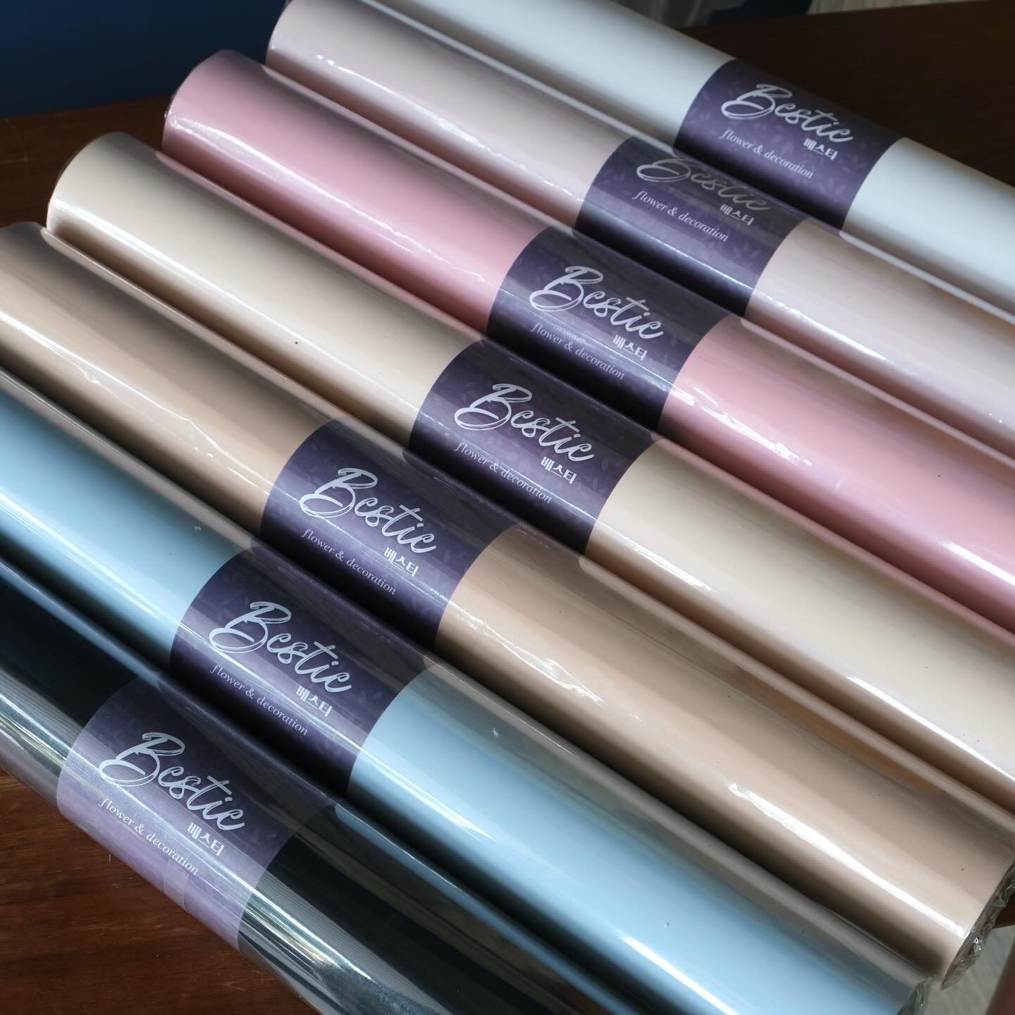 小小的資材行開到第五年
發現花藝師的提問
慢慢從找顏色
變成：這種質感是怎麼包出來的？

很多時候
除了手法、美感跟技術， 
包裝的選材其實會直接影響 
這束花最後的價格

所以我們真的花了很多時間
進行挑選、測試、搭配
甚至開始做自己喜歡的包材

看起來一樣顏色的紙
實際用起來還是有差異
例如大陸會叫韓素紙
韓國像FLOD、FIORE這類
在手感、磅數、柔軟度上都不太一樣
這就會讓最終成品有些差異

像FLOD市面上常用的Friend是80g
但後面出的Bastie系列
其實更厚、手感更柔
在抓花的時候差異會很明顯

我知道大家在市場上還是會看價格
但有些材料差異
會直接反映在作品的質感、姿態上

高CP值的材料也能做出好效果
只是當你開始分得出差異的時候
選擇就會有些不一樣

很多時候
比較高單價的包材
除了本身的成本
也是因為「質感把價格拉上去了」

在大家進修花藝技巧的同時
我們也很鼓勵大家對自己使用的資材紙張能有深入的了解
也許能幫助妳在做花時有更清楚的思緒💕